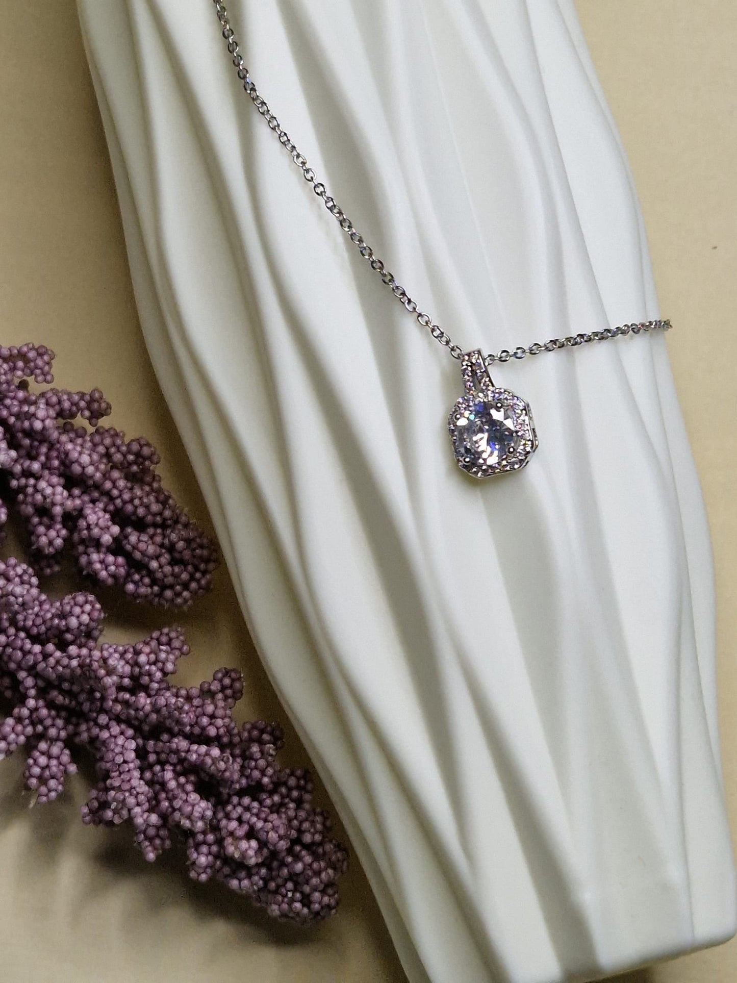 Edelstahlkette mit Zirkonia-Würfel-Anhänger – Asteria