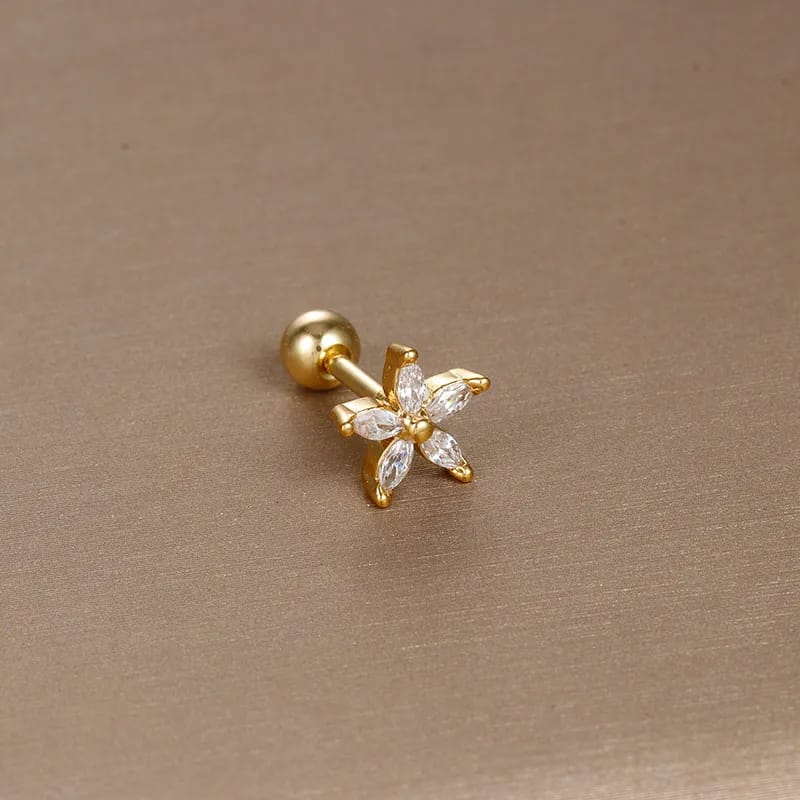 Femininer Ohrschmuck mit Blüten und Goldfinish