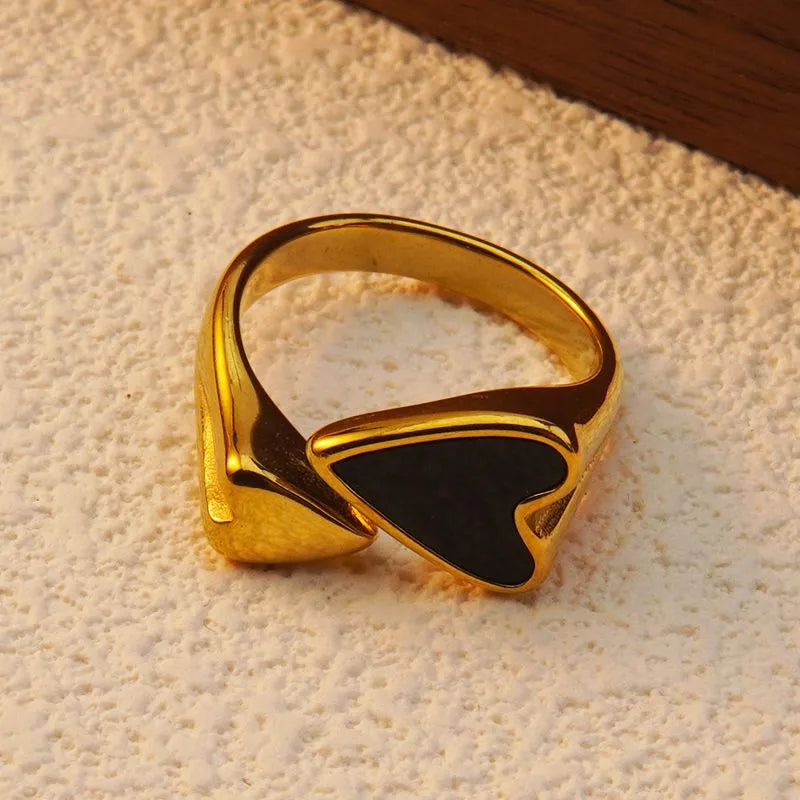 Offener Ring mit zwei Herz-Motiven in Schwarz & Gold