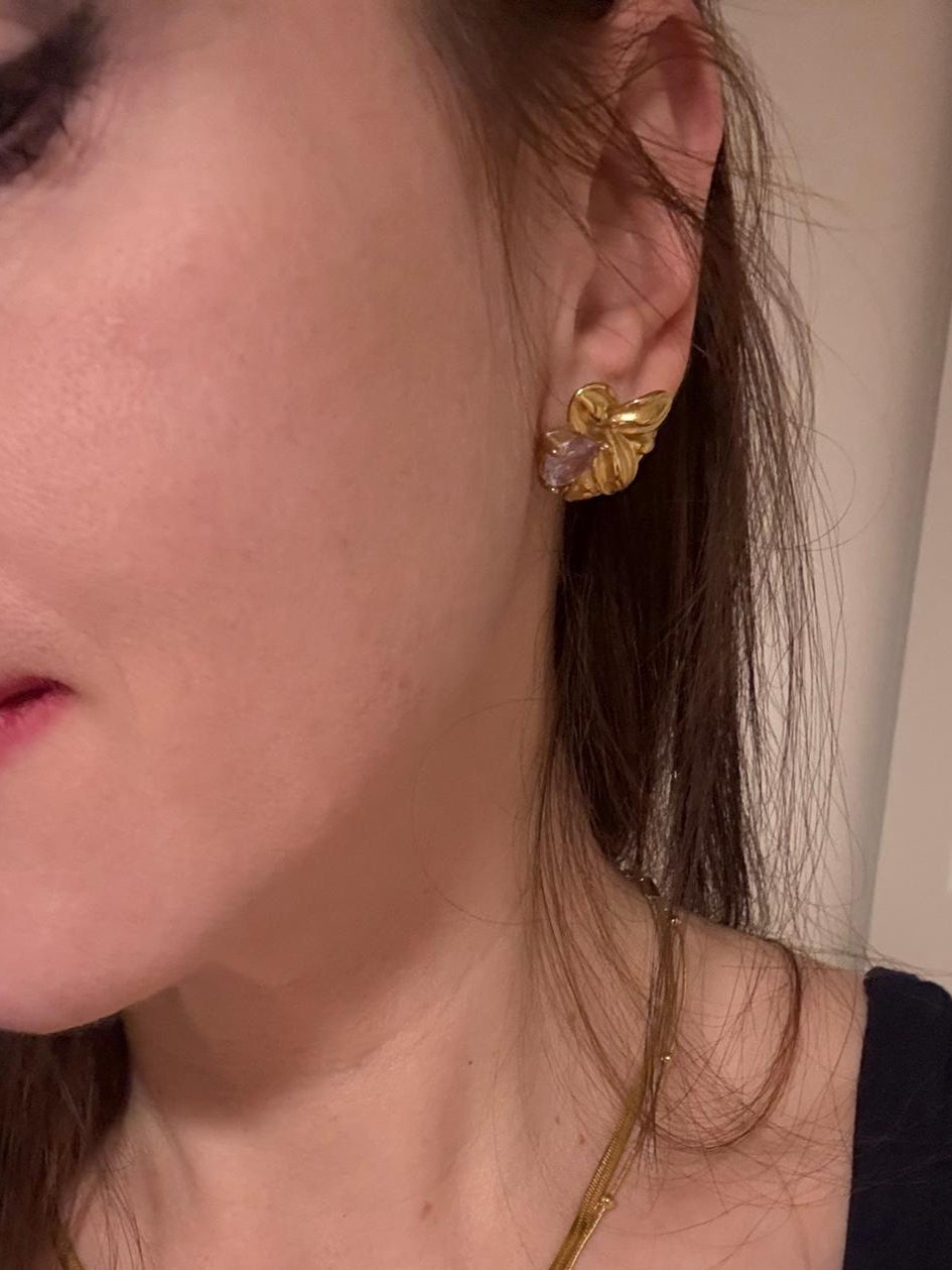 Goldene Blüten-Ohrringe mit Zirkonia-Akzent