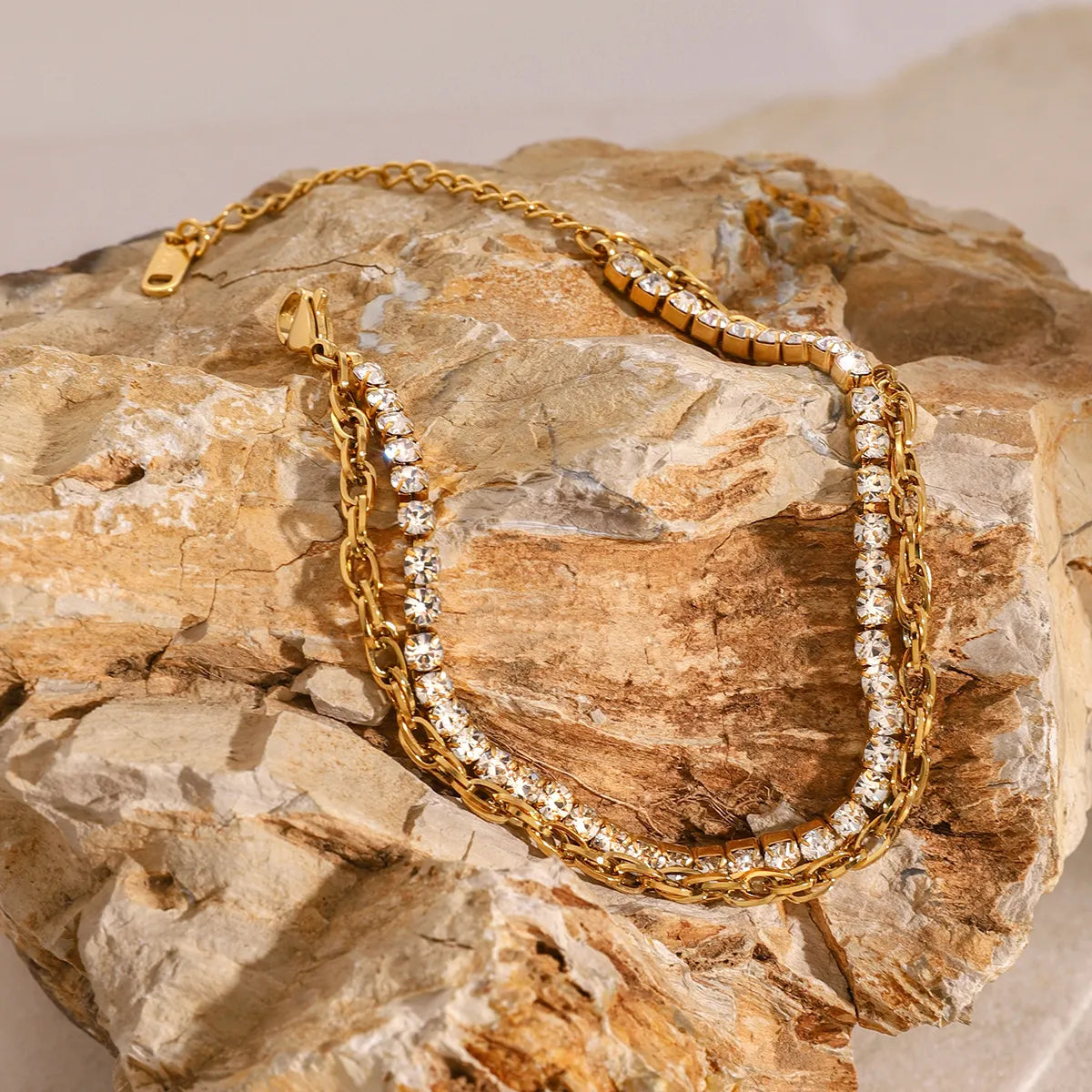 Elegantes Damenarmband Gold mit Steinen