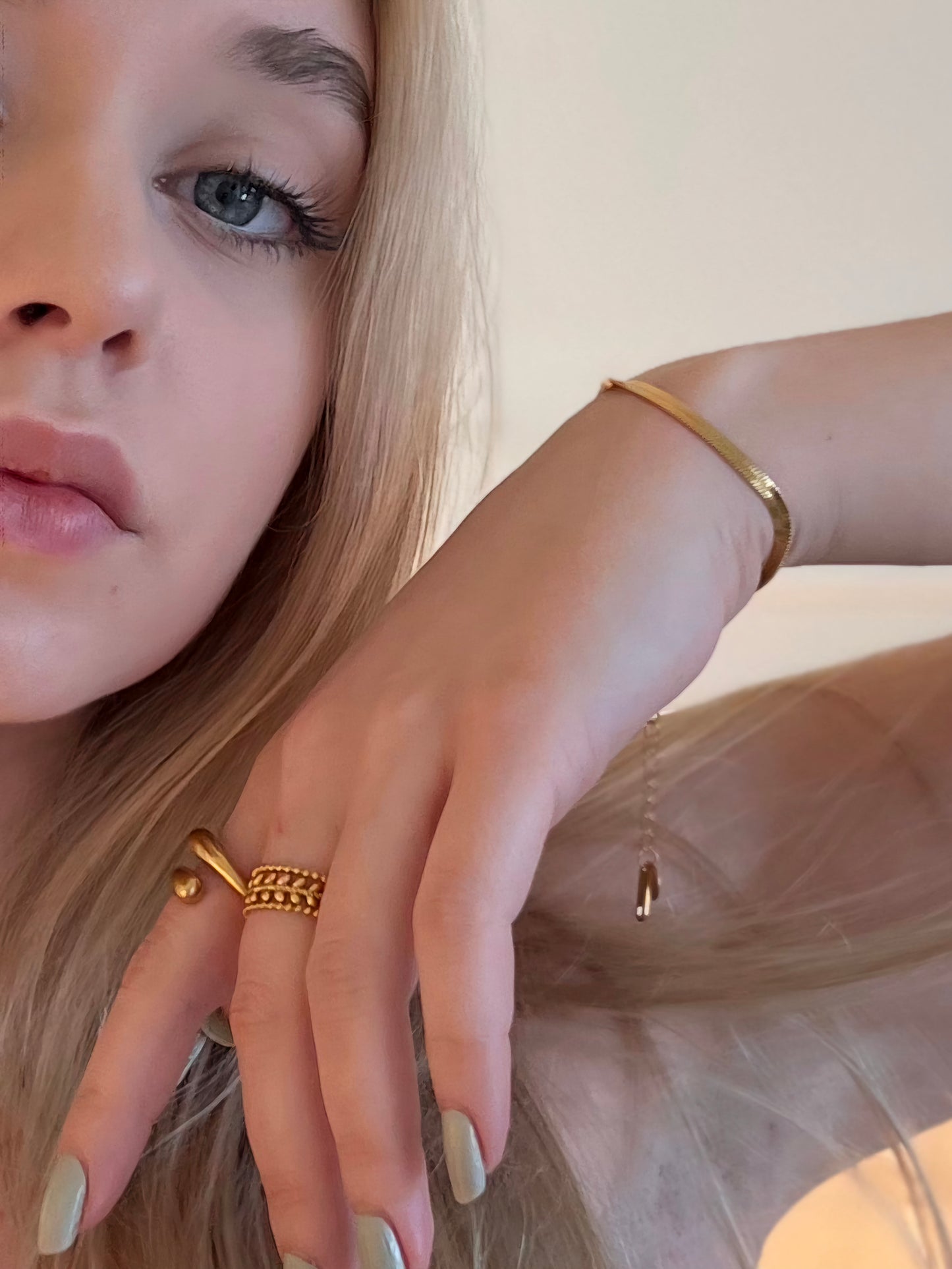 Folia vergoldeter Ring mit Blattdesign für Damen