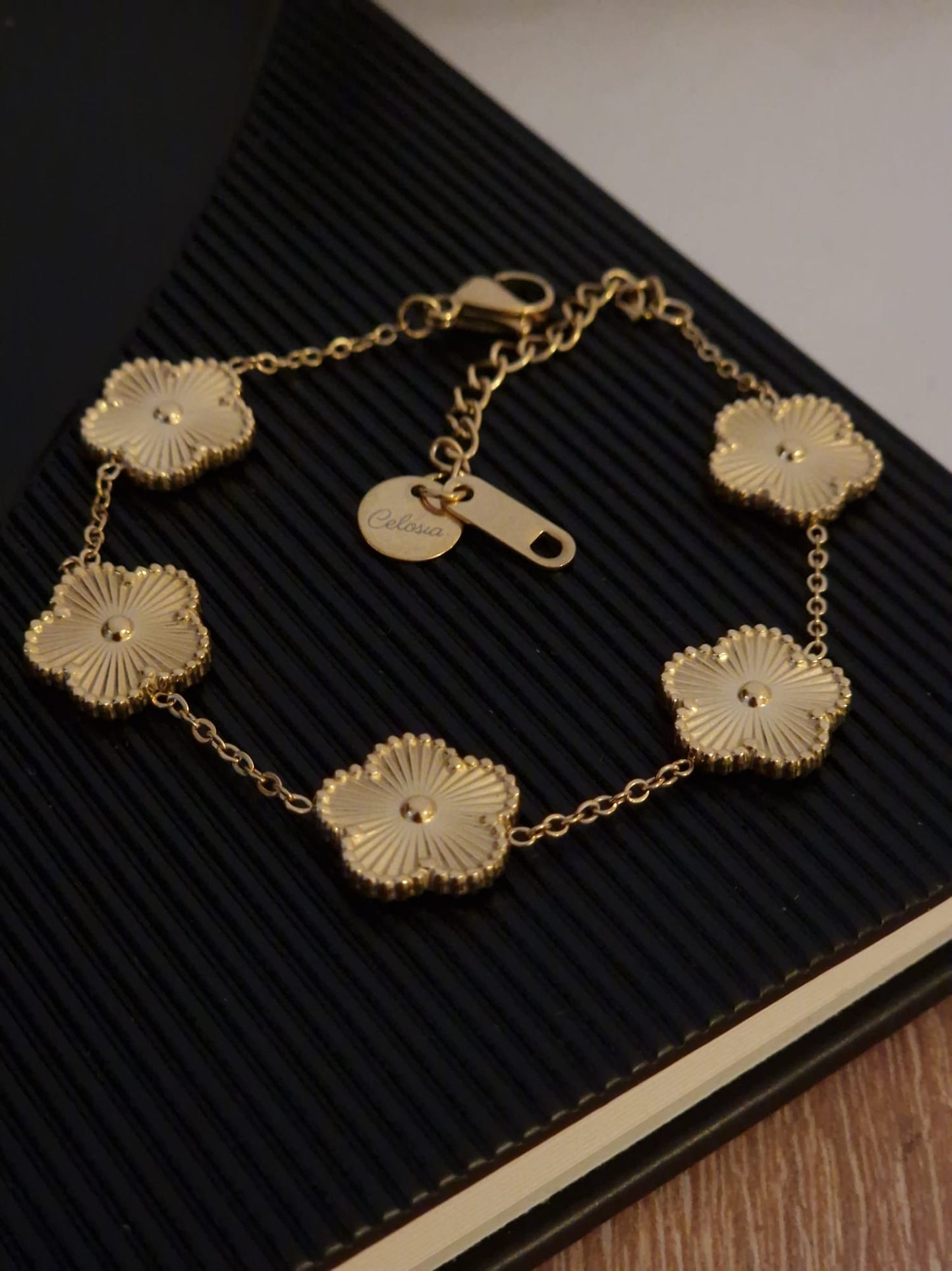 Florale Armkette in Gold – filigraner Damenschmuck