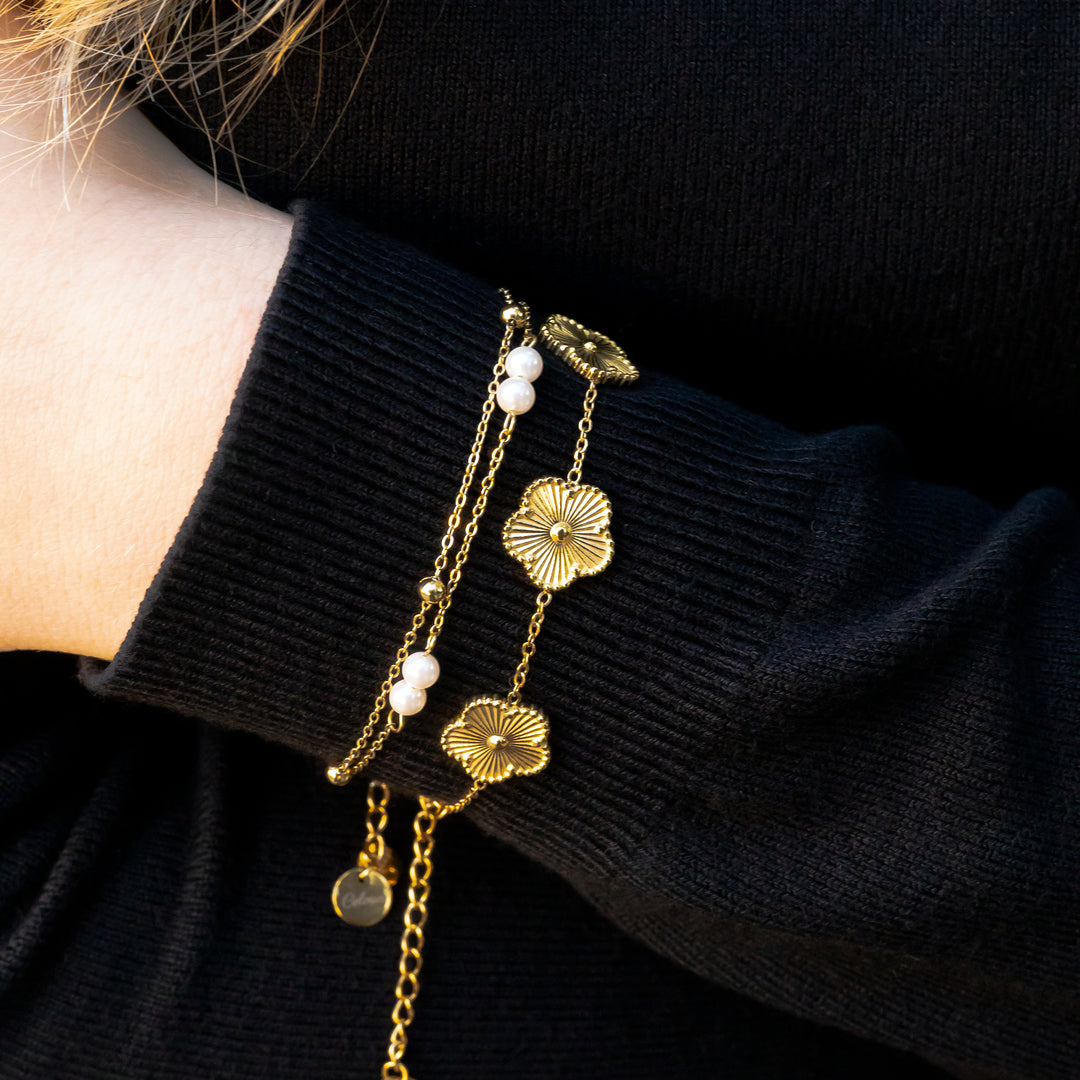 Doppelkettiges Damenarmband mit Goldkugeln und Perlen