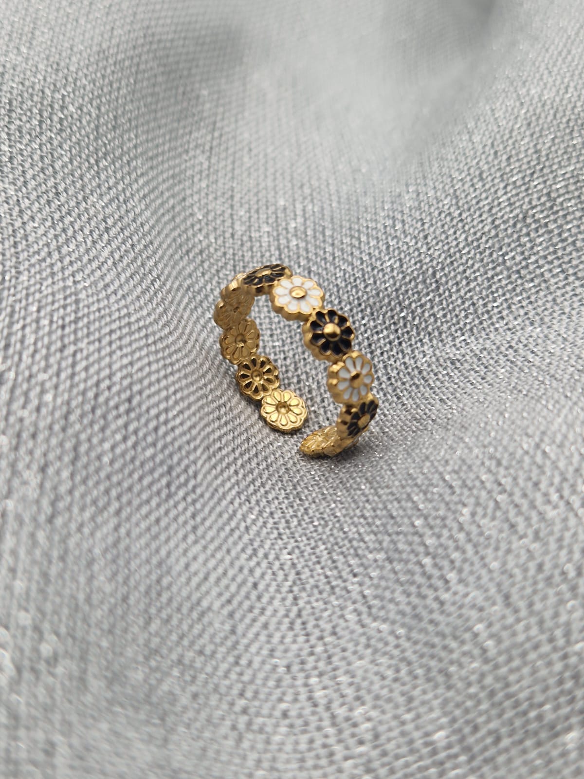 Adjustable open gold ring with floral design – CELOSIA