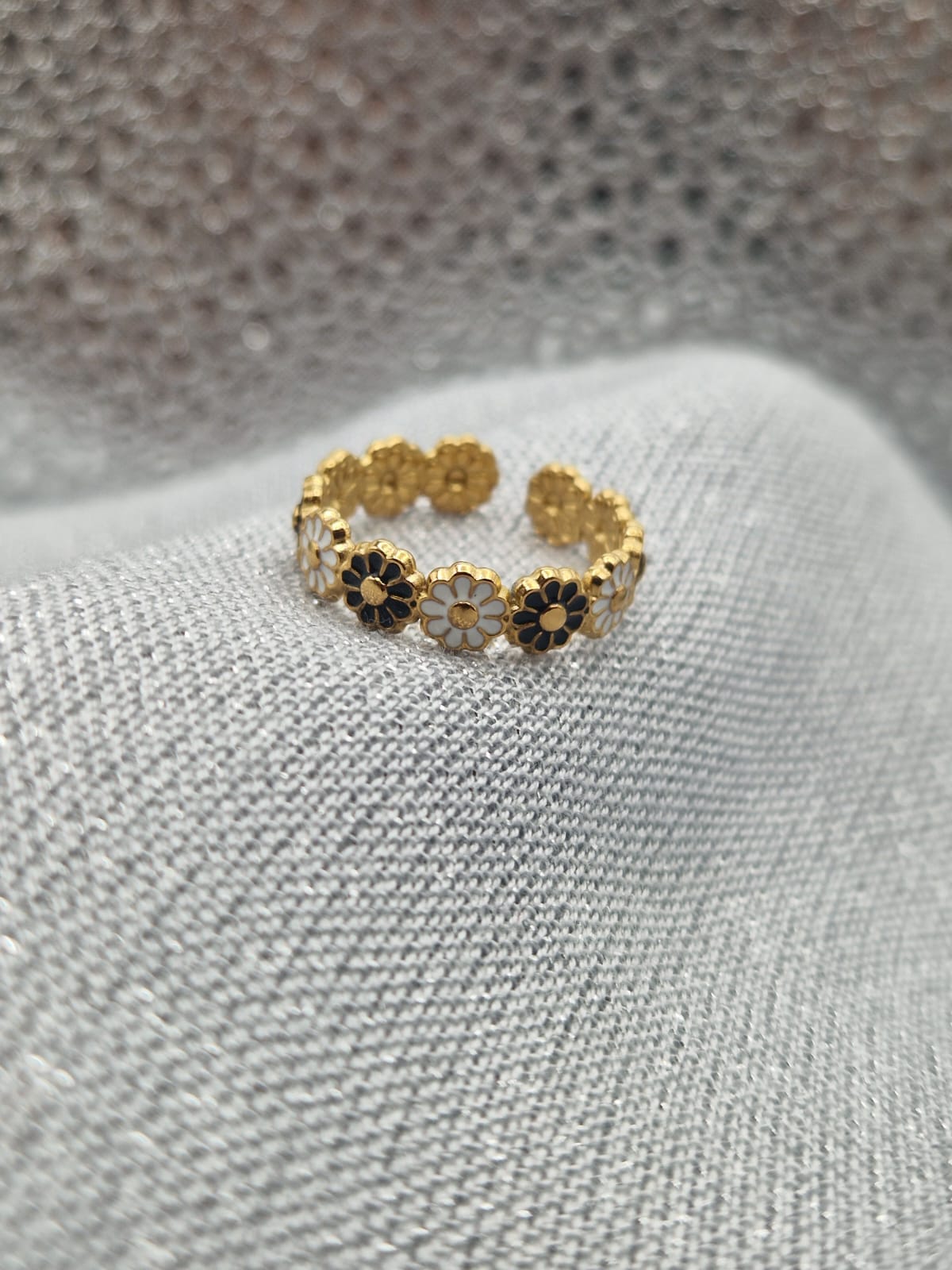 Vergoldeter Ring mit Emaille-Blumenmuster – CELOSIA