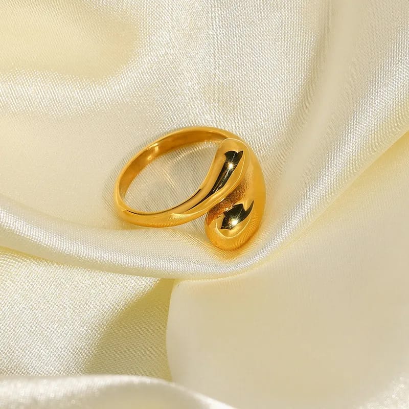 Minimalist 18K gold ring for women – adjustable teardrop design