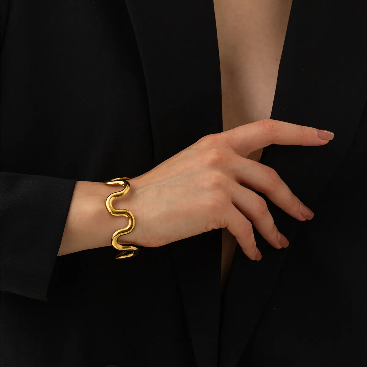 Tanit Armreif Damen 18K vergoldet im Zickzack Design – modern & offen