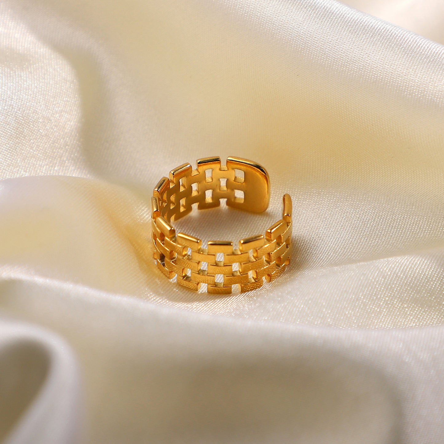 Statement mesh ring for women in 18k gold finish