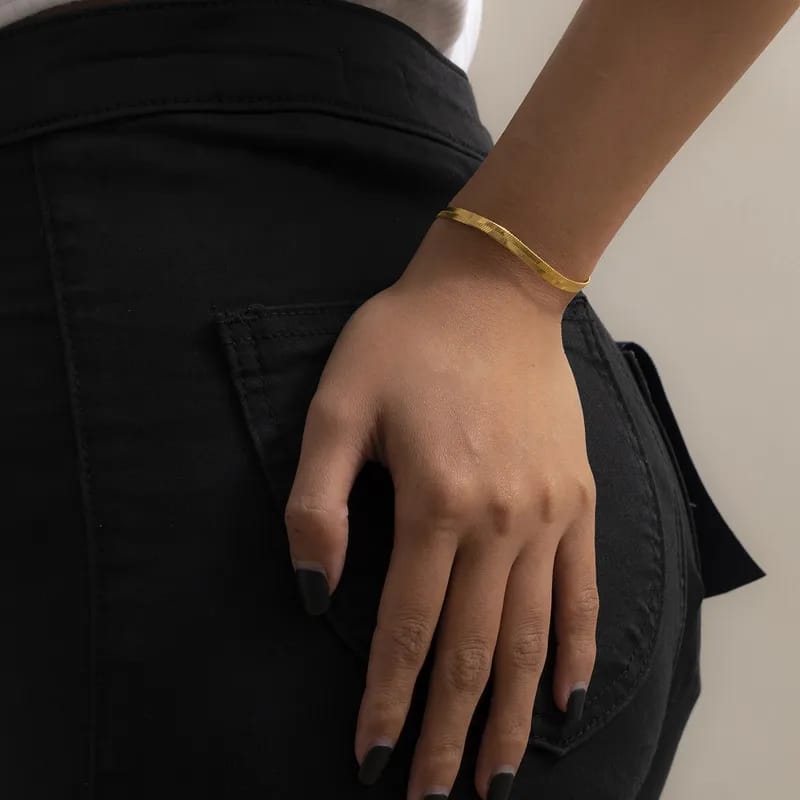 Women’s minimalist gold chain bracelet