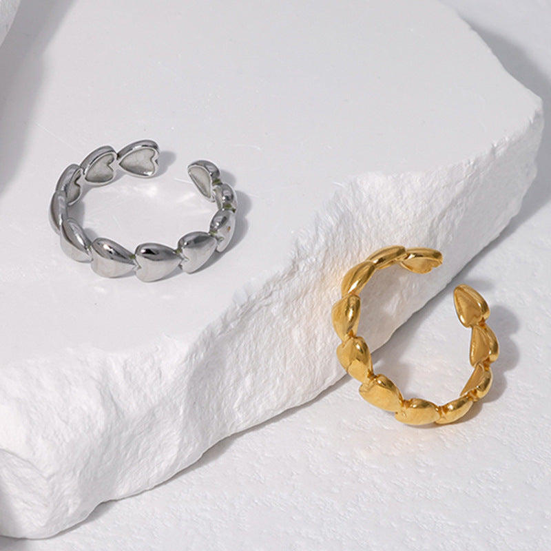 Verstellbarer silberfarbener Ring mit Herzen – romantisch & modern