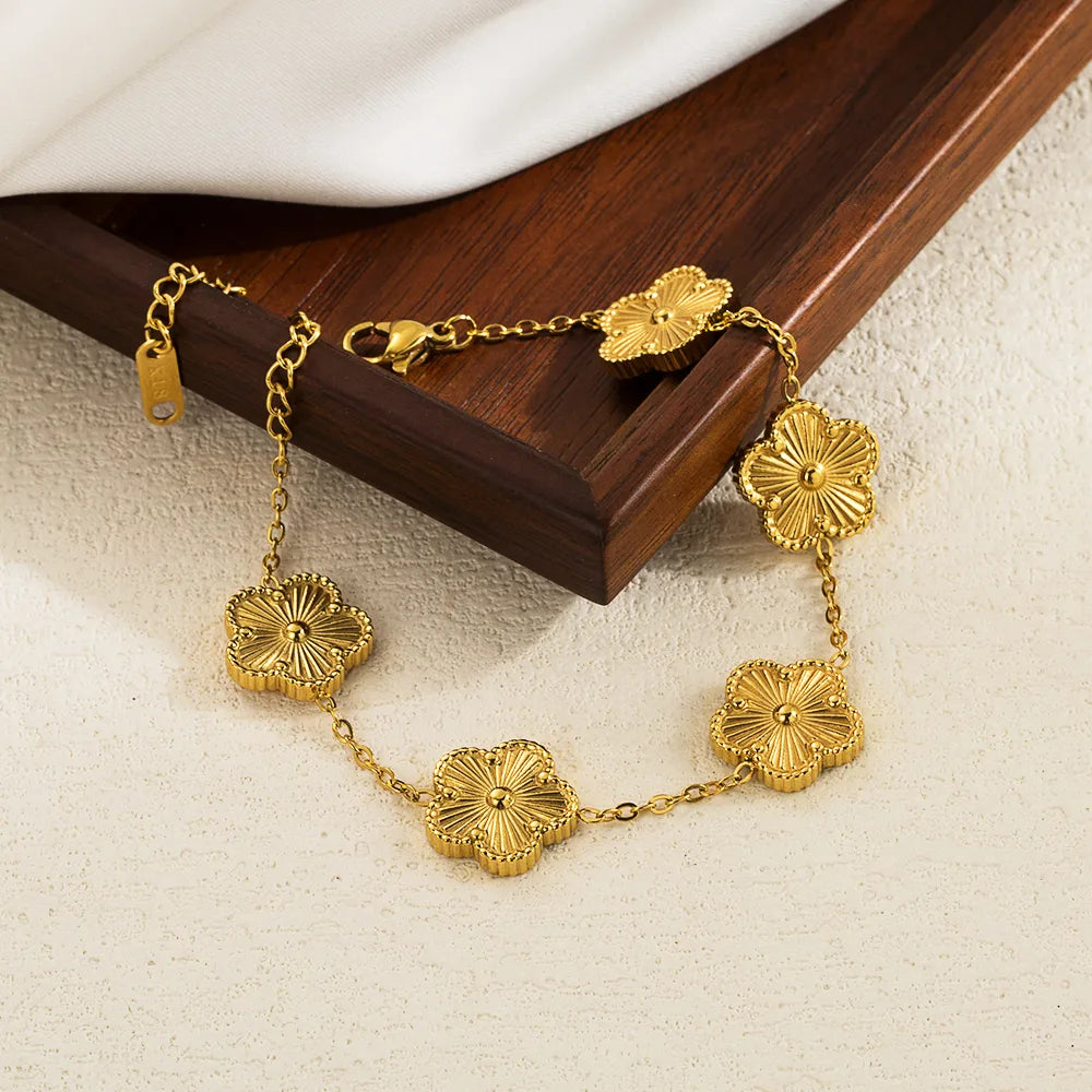 Delicate flower motif bracelet gold – feminine gift jewelry
